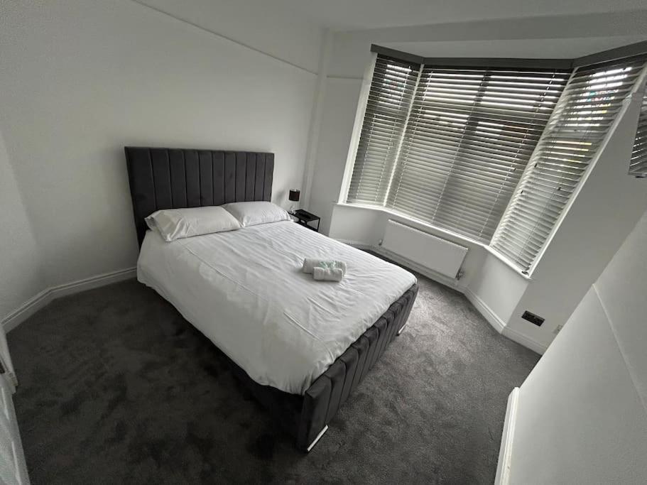 Modern & Spacious 4 Bedroom Home Crewe Exterior photo